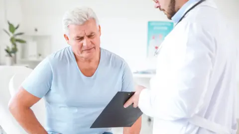 hombre visita medico. Imagen de archivo
