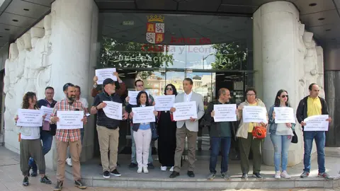 Trabajadores y miembros de la Junta de Personal Funcionario de los Servicios Territoriales de Zamora durante la protesta a las puertas de la sede