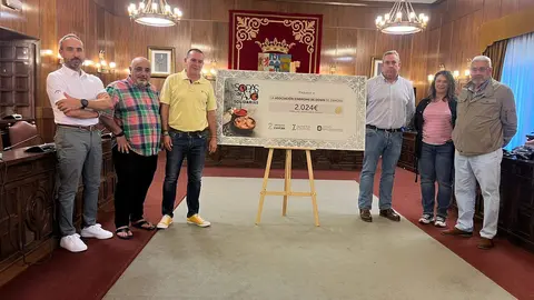 entrega cheque sopas de ajo solidarias