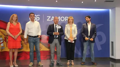 El presidente del PP de Zamora y número 1 al Senada para el 23J, José María Barrios, y la número 1 al Congreso por la formación, Elvira Velasco junto al resto de miembros de las listas