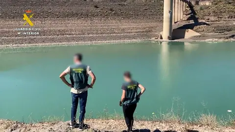 Guardia Civil revisando la zona de un embalse