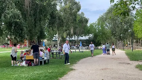 Animado ambiente en el parque de los Tres Árboles