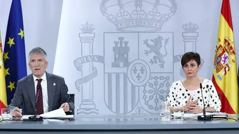 La ministra de Política Territorial y portavoz del Gobierno, Isabel Rodríguez, y el ministro del Interior, Fernando Grande-Marlaska, en la rueda de prensa posterior al Consejo de Ministros