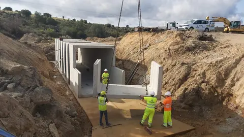Instalación del marco prefabricado en la carretera ZA-912 (1)