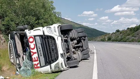 Vuelco camión en Requejo