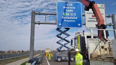 Obras de colocación de cartel en la A-55 a la altura del pk 285+800