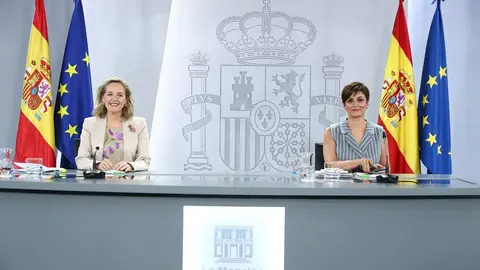 La ministra de Política Territorial y portavoz del Gobierno, Isabel Rodríguez, y la vicepresidenta primera y ministra de Asuntos Económicos y Transformación Digital, Nadia Calviño