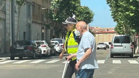 Policía ayudando a un anciano a cruzar la calle en Zamora