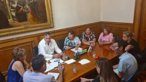 Reunión presidente Diputación con representes sindicales servicio de limpieza