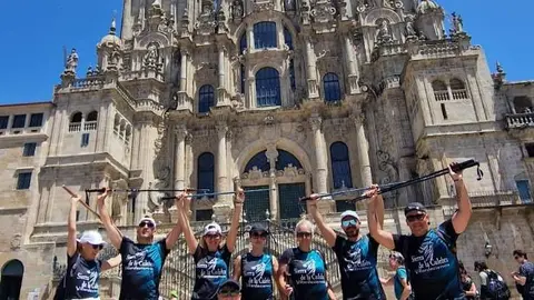 Luis de 'Yo y mi mochila viajera' y un grupo de amigos zamoranos con las camisetas de la BTT Villardeciervos -Sierra de la Culebra a su llegada a la plaza del Obradoiro