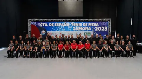 Fotografía grupal arbitros tenis de mesa