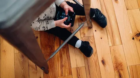 Niño pequeño con un móvil. Fotografía de archivo