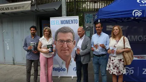 Los cabeza de lista de ambas candidaturas, Elvira Velasco Morillo y José María Barrios Tejero, en la Mesa Informativa del PP con motivo del 23J