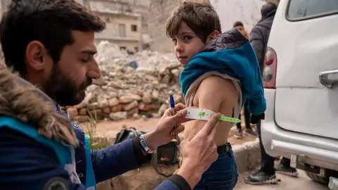 Un voluntario de UNICEF asiste a la población durante los terremotos de Turquía y Siria. Fotografía: UNICEF España