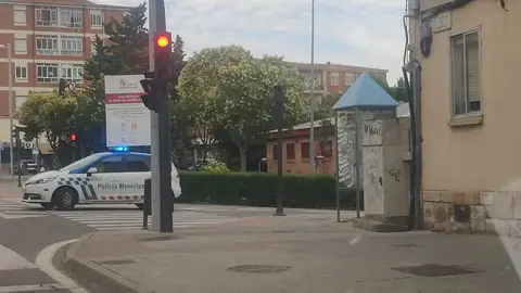 Coche de la Policía Municipal al final de la Cuesta del Bolón
