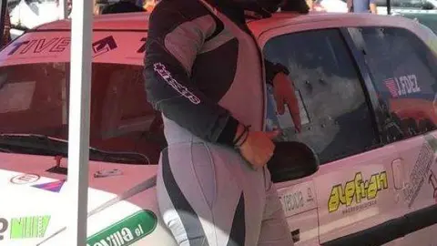 Javier Fernández junto al coche con el que se proclamó subcampeón regional