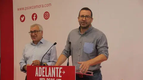El secretario de Organización del PSOE de Zamora y Coordinador Electoral, Iñaki Gómez, y el número uno al Senado, José Fernández