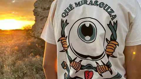 Camisetas con expresiones locales zamoranas impulsadas bajo la marca 'Lumbre. Fotografía: CEDIDA