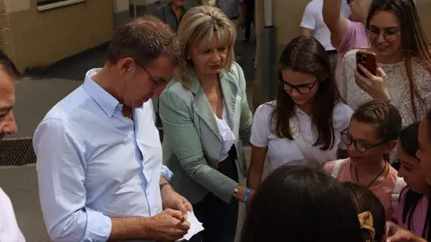 Visita de Alberto Núñez Feijóo a Corrales del Vino durante la campaña electoral del 23J_23