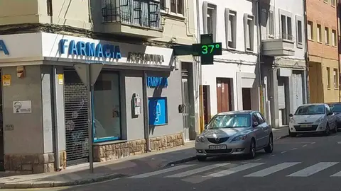 Termómetro en ubicado en una farmacia en Zamora en verano