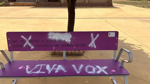 Bancos vandalizados contra la violencia de género en Granja de Moreruela