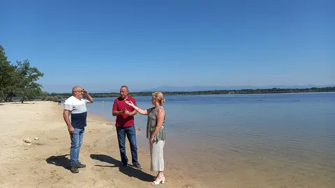 La delegada visita la playa del embalse de Valparaíso en Villardeciervos...