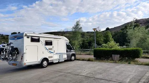 Parking autocaravanas Puebla de Sanabria. Fotograf&iacute;a: Camper Contact