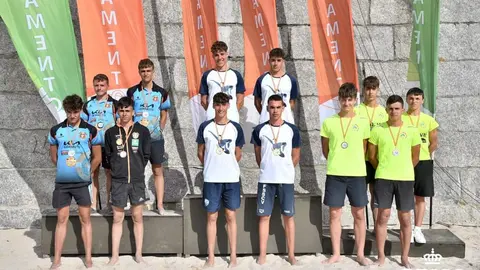 El equipo juvenil masculino del C.D. Salvamento y Socorrismo de Benavente formado por Guillermo Revilla, Diego Corcoba, David Piñán y David del Pozo en el Campeonato de España Juvenil y Júnior en la playa de Orzan en La Coruña