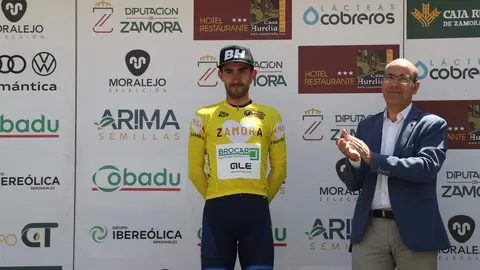 Pol Hervás luce el primer maillot amarillo en el estreno de la 40 Vuelta Ciclista a Zamora. Fotografía: Vuelta a Zamora