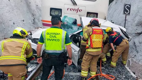 Accidente en Lugo entre un turismo y un tren de Media Distancia. Fotografía: La Nueva Crónica de León