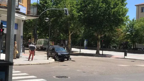Estado en el que ha quedado uno de los vehículos accidentados en la avenida Requejo