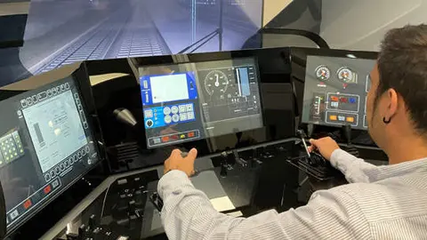 Futuro maquinista de Renfe en la escuela de conducción de Oviedo
