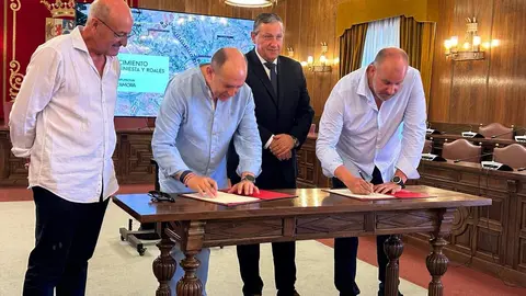 Firma del convenio de colaboración entre Javier Faúndez y los alcaldes de Roales del Pan, La Hiniesta y Andavías