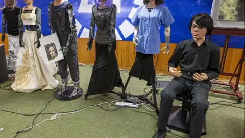 Robots realizan la primera rueda de prensa