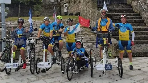 Iván Bragado y el equipo durante el desarrollo de la prueba Perimetral Ibérica en sus bicicletas adaptadas