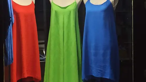 Escaparate de la tienda Diva XL en Zamora en agradecimiento a la labor de los carteros. Fotografía: tienda