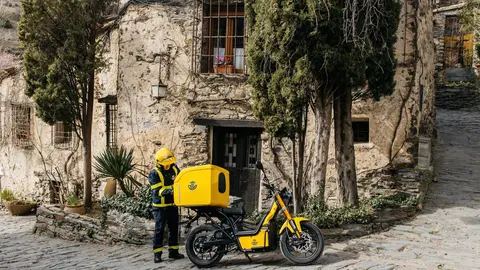 Repartidor de Correos en el medio rural. Fotografía: Correos