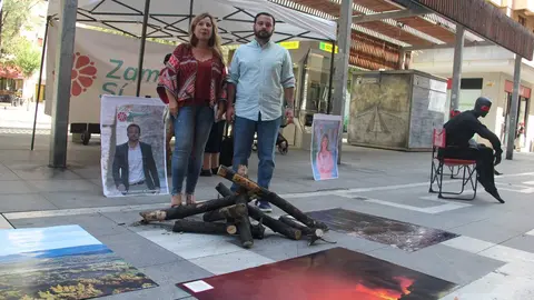 Eloy Tomé y Rocío Ferrero junto a los restos de madera calcinada de la Sierra de la Culebra