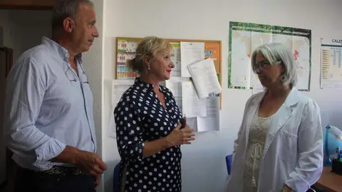 La delegada territorial de la Junta, Leticia García, acompañada del jefe de servicio de Sanidad, Casto López y la responsable del CVI, María José Cordero