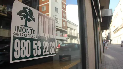 Cartel de local en alquiler en plena calle de San Andrés en Zamora