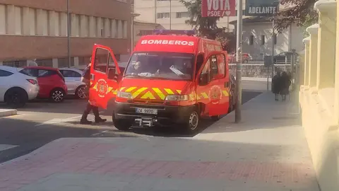 Bomberos llevan agua en las elecciones del 23J
