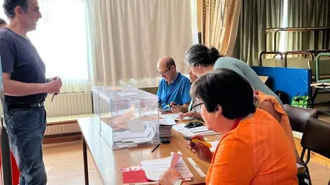 Mesa electoral en el colegio Alejandro Casona