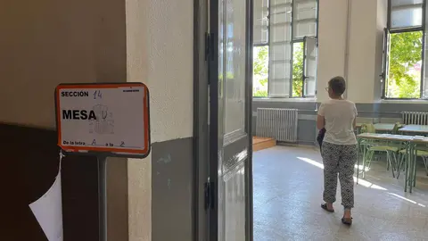 Mesa electoral en el IES Claudio Moyano