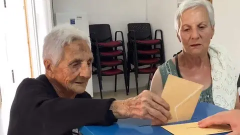 Jesusa, ejerce su derecho a voto a los 101 años de edad
