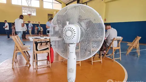 Ventilador en una de las 21 mesas electorales constituidas en Benavente para este 23J. Fotografía: Interbenavente