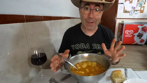 El youtuber gastronómico Sezar Blue, en el bar La Pacheca de Malva
