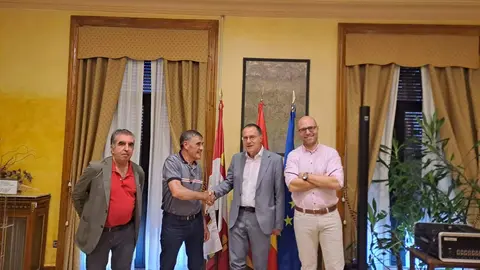 En la foto, de izquierda a derecha, Adolfo Güell, jefe Unidad de Carreteras de Zamora; el teniente alcalde de Mombuey, José Castellón; el subdelegado del Gobierno Ángel Blanco y el jefe provincial de Tráfico Alfonso Ibáñez