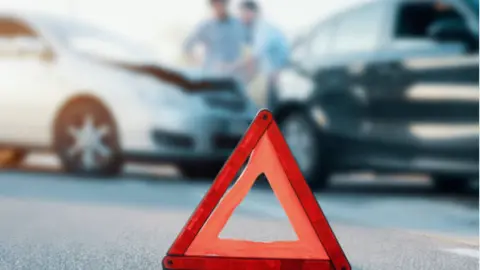 Triángulo de emergencia por un accidente. Fotografía de archivo