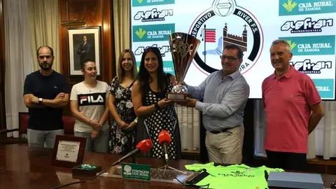 Reconocimiento a las campeonas regionales de fútbol sala femenino del River Zamora