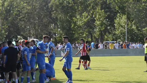 Pausa de hidratación en el duelo entre el Villaralbo y el Zamora B